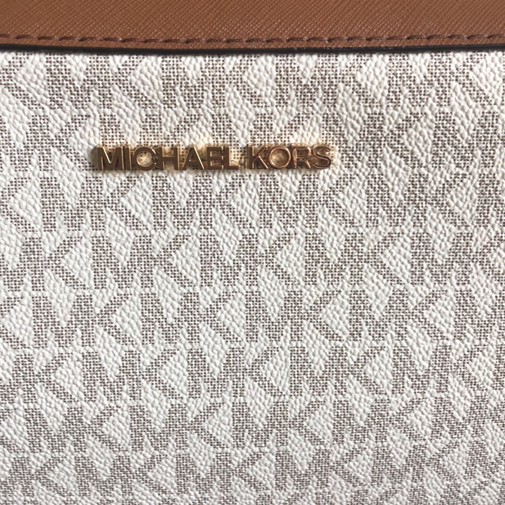 Michael Kors crossbody purse - Picture 2 of 8